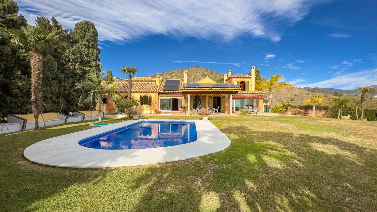 Magnificent villa with sea views and pool!