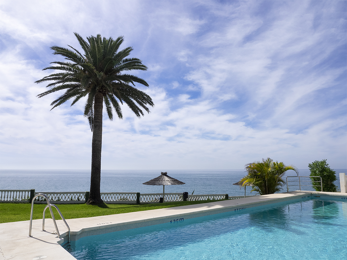 Bonito  Apartamento centro de Nerja   con vistas al Mar.