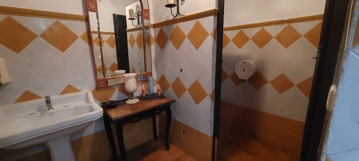 Se  vende   Restaurante  con  vivienda  en  Torrox