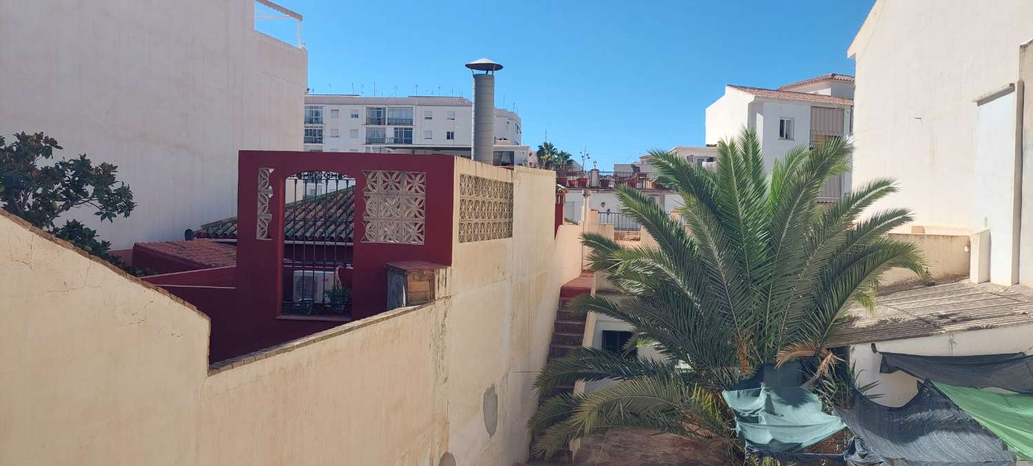 Se  vende   Restaurante  con  vivienda  en  Torrox