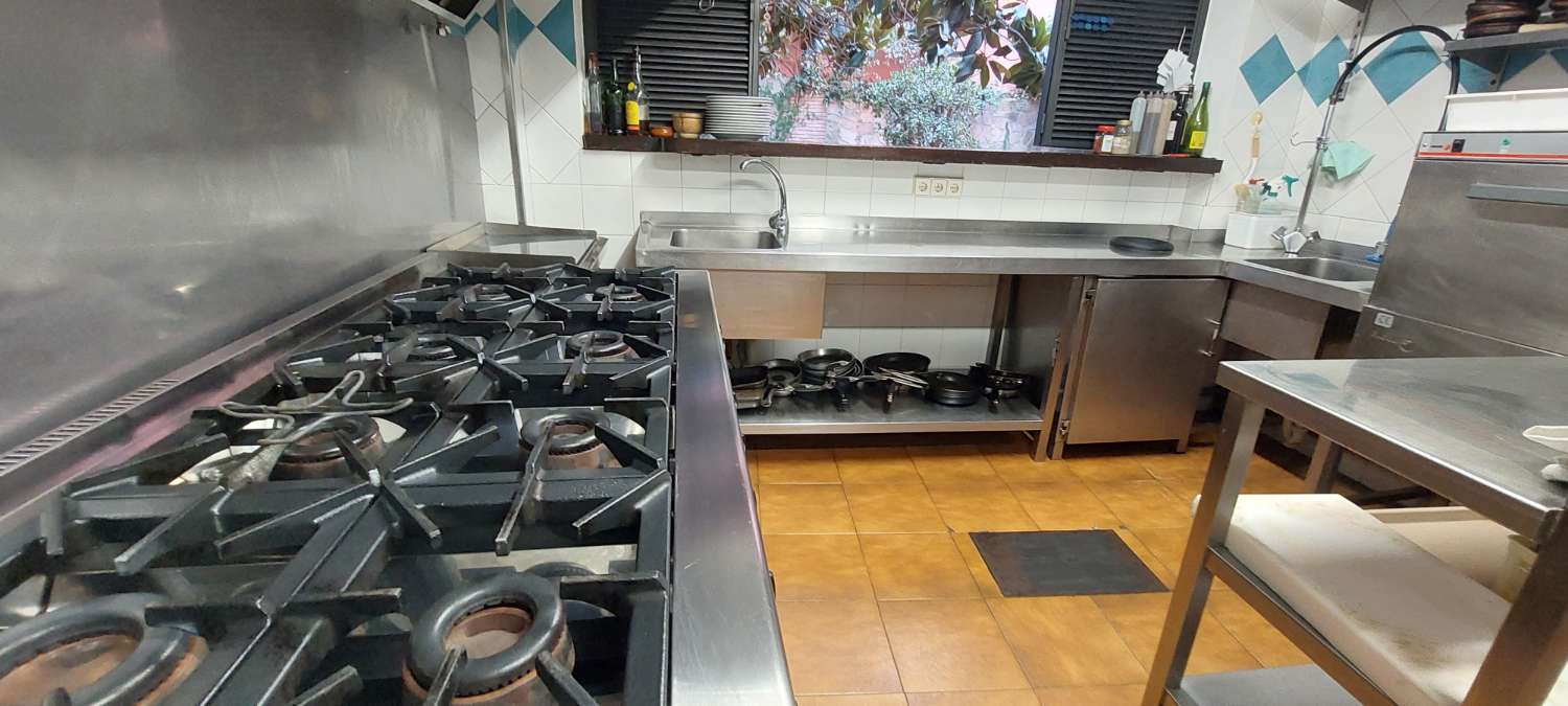 Se  vende   Restaurante  con  vivienda  en  Torrox