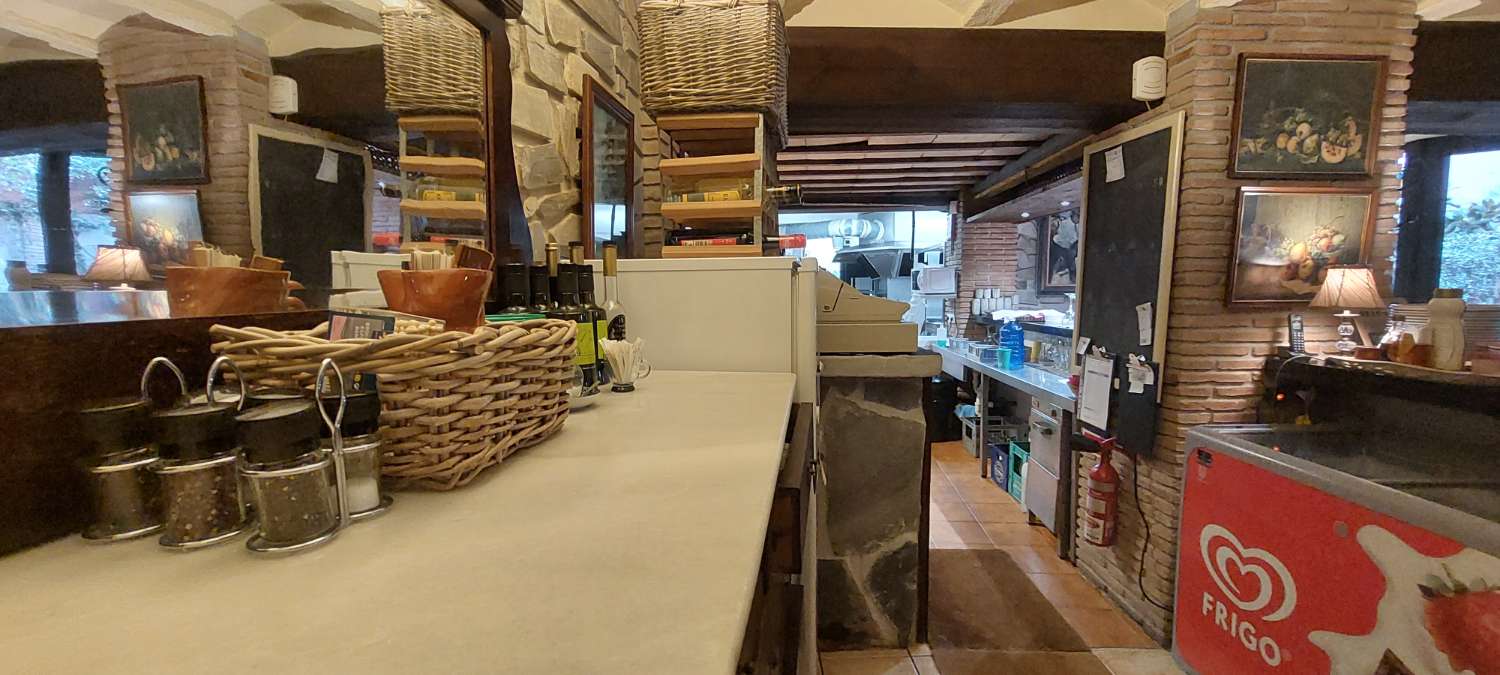 Se  vende   Restaurante  con  vivienda  en  Torrox