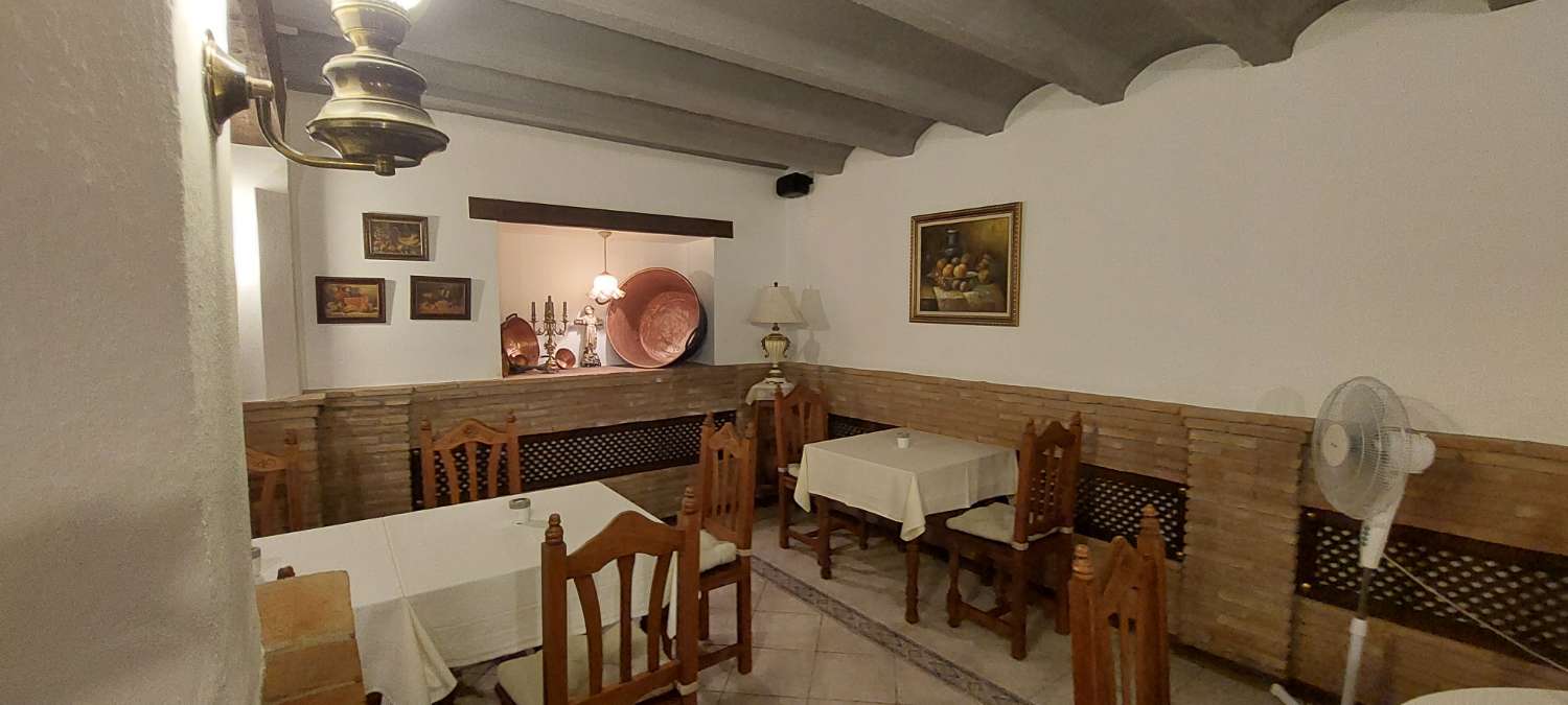 Se  vende   Restaurante  con  vivienda  en  Torrox