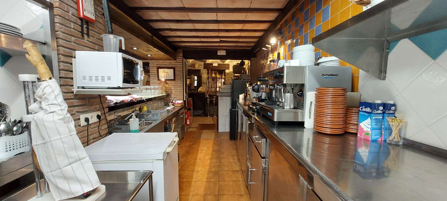 Se  vende   Restaurante  con  vivienda  en  Torrox