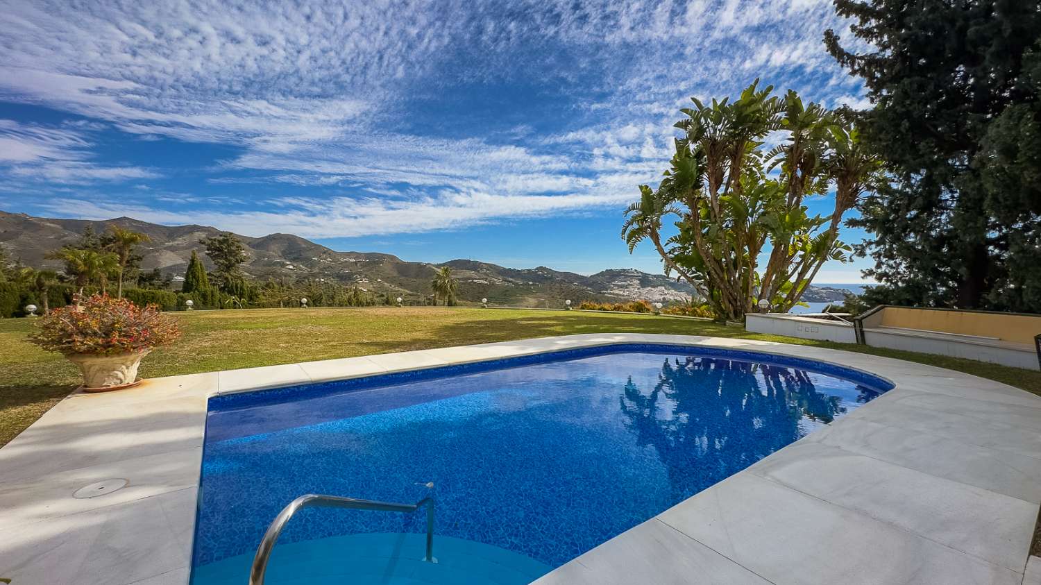 Magnífica villa con vistas al mar y piscina!