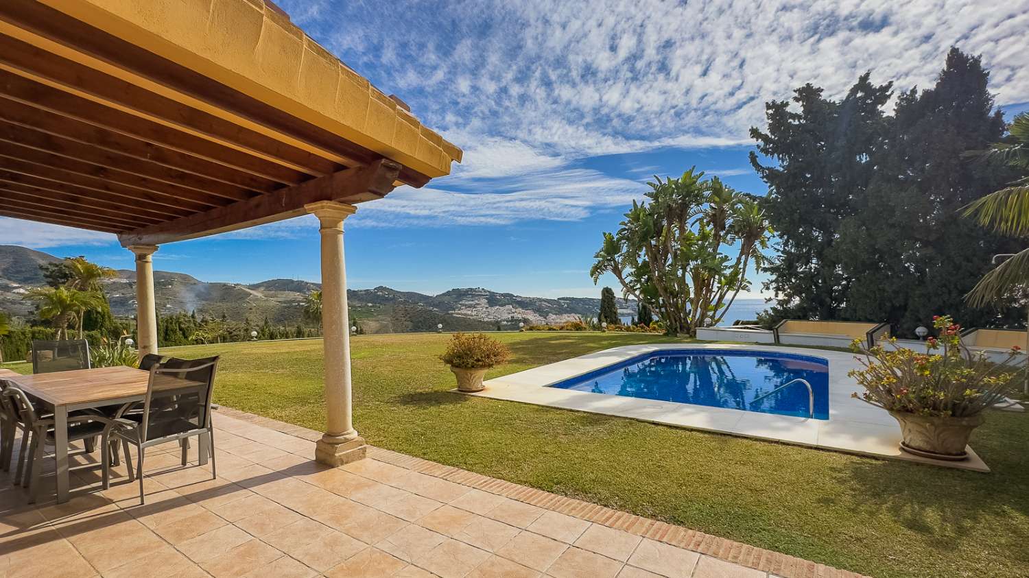 Magnífica villa con vistas al mar y piscina!