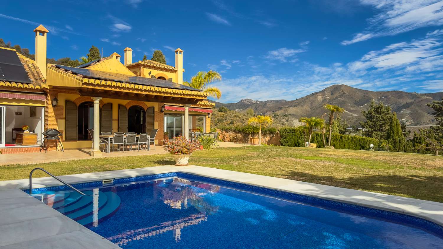 Magnífica villa con vistas al mar y piscina!