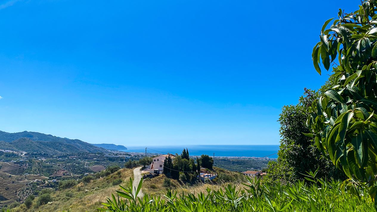 Country villa with pool and sea views