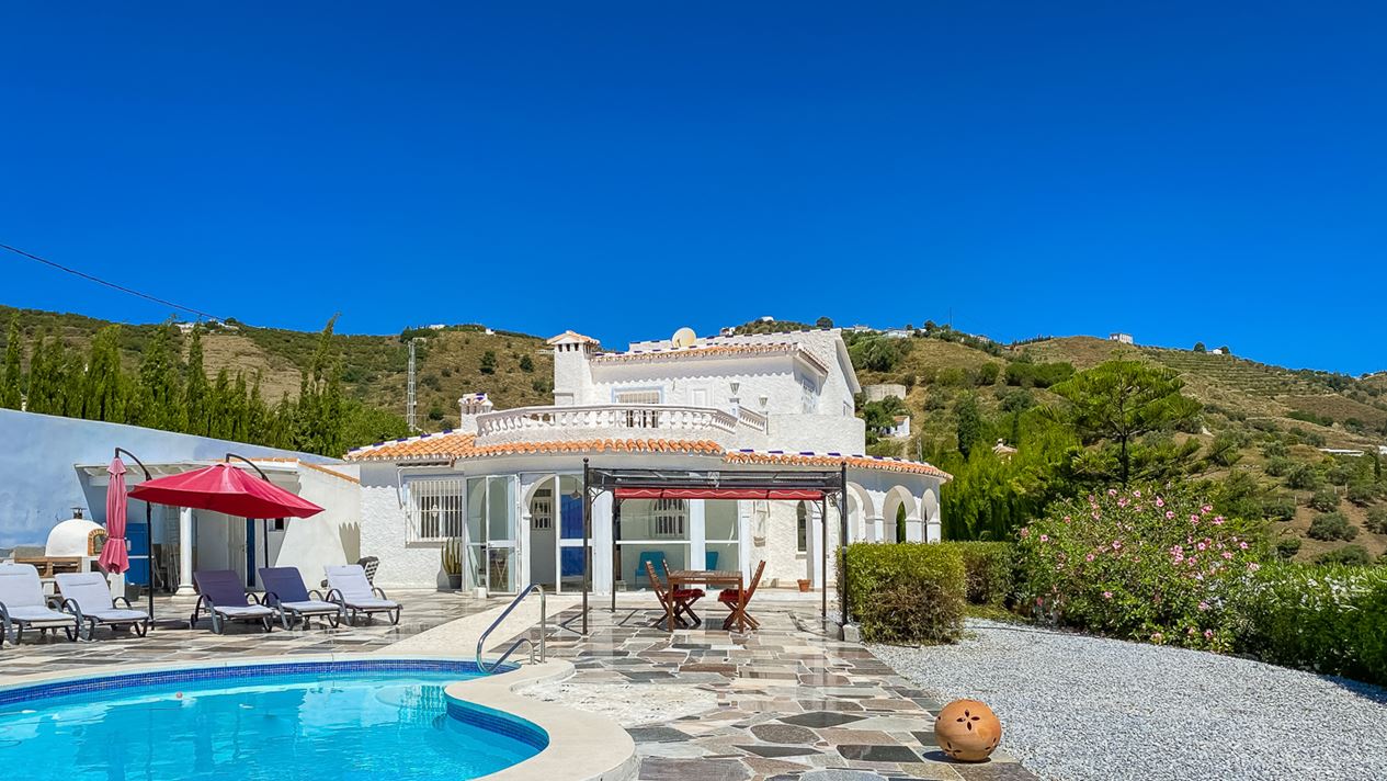 Villa de campagne avec piscine et vue sur la mer