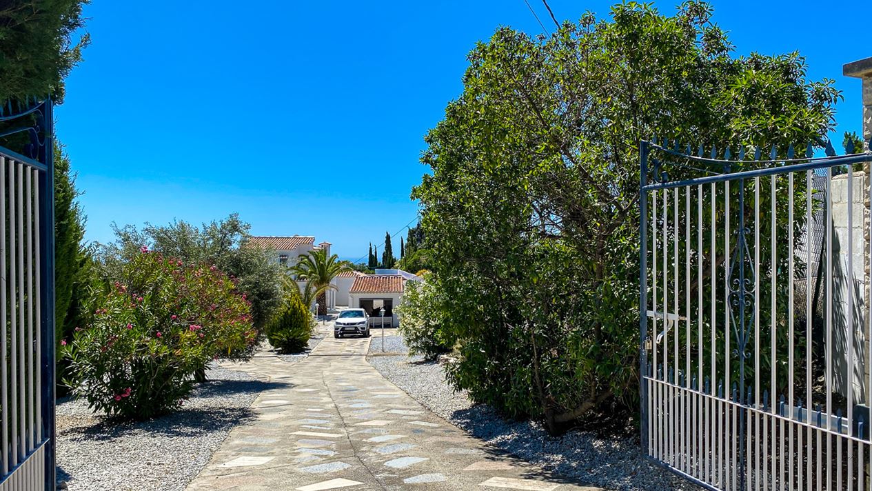 Lantlig villa med pool och havsutsikt