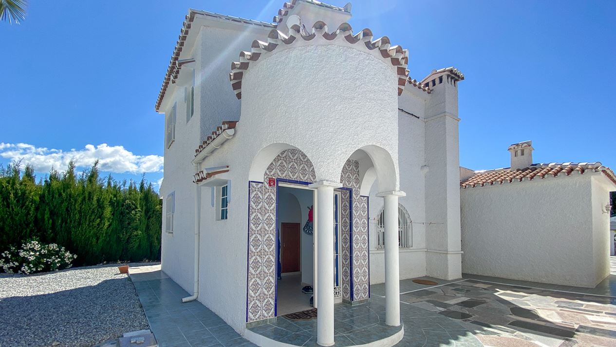 Villa de campagne avec piscine et vue sur la mer