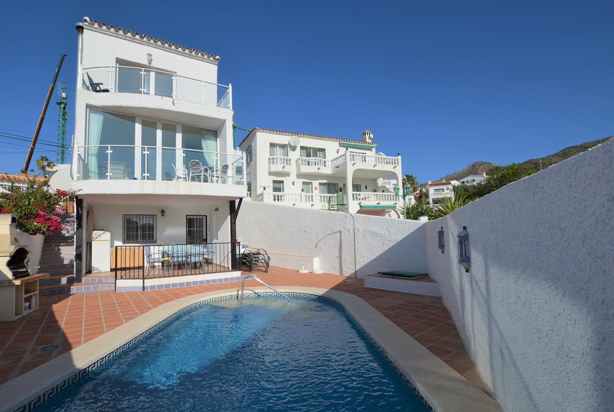 Nice Detached villa  with  private pool near  to beach