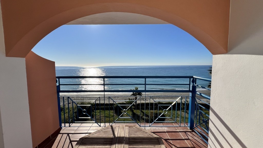 En primera linea de playa   se vende   apartamento Peñocillo - Torrox costa