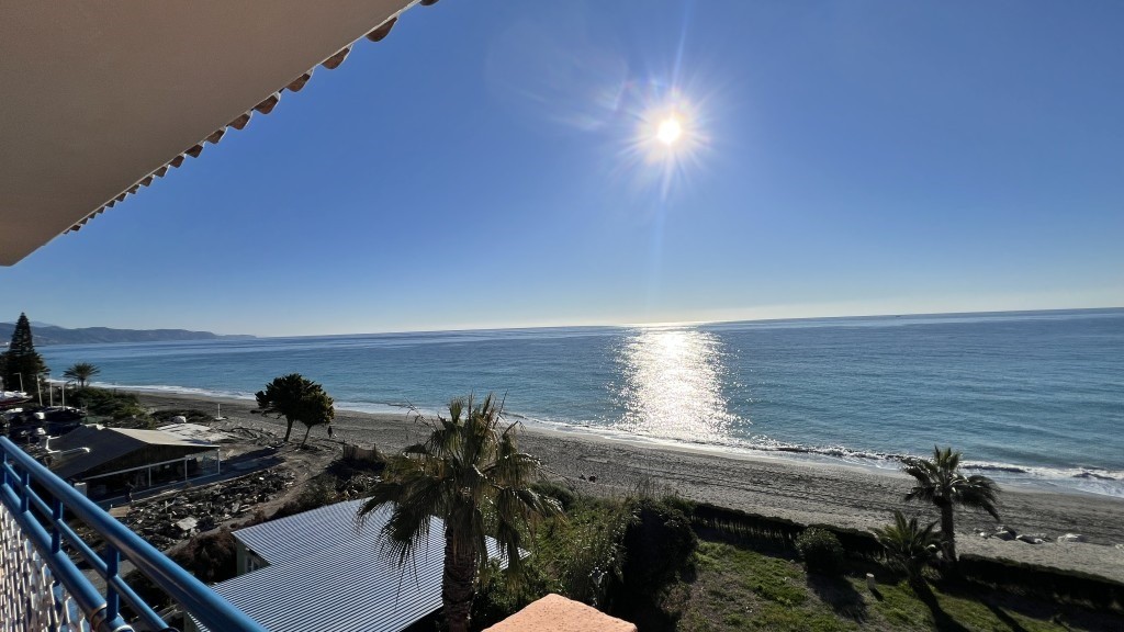 En primera linea de playa   se vende   apartamento Peñocillo - Torrox costa