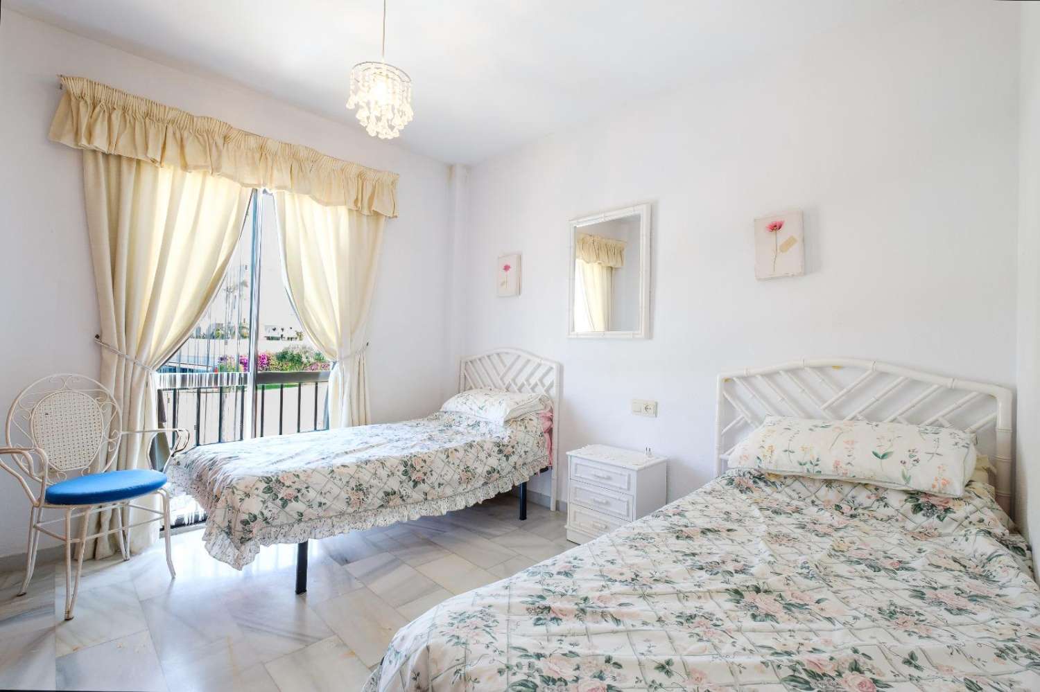 Bonito apartmento  en el centro de Nerja    con piscina  y    jardines