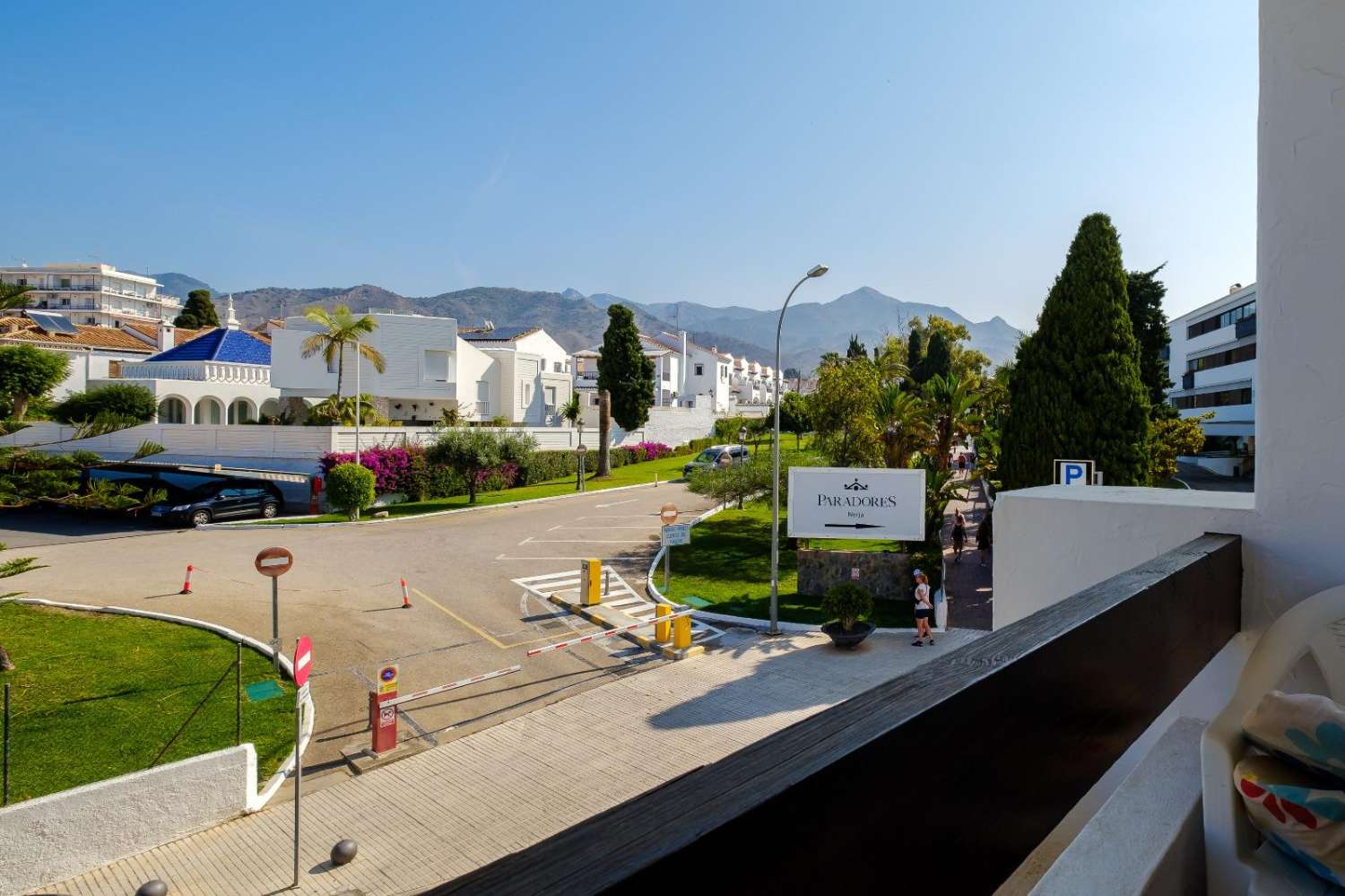 Bonito apartmento  en el centro de Nerja    con piscina  y    jardines