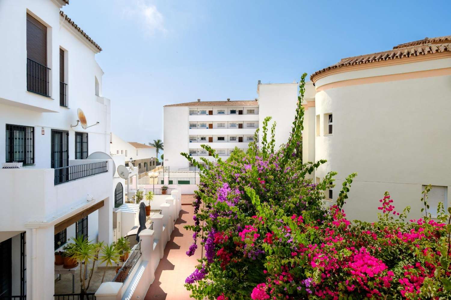 Bonito apartmento  en el centro de Nerja    con piscina  y    jardines