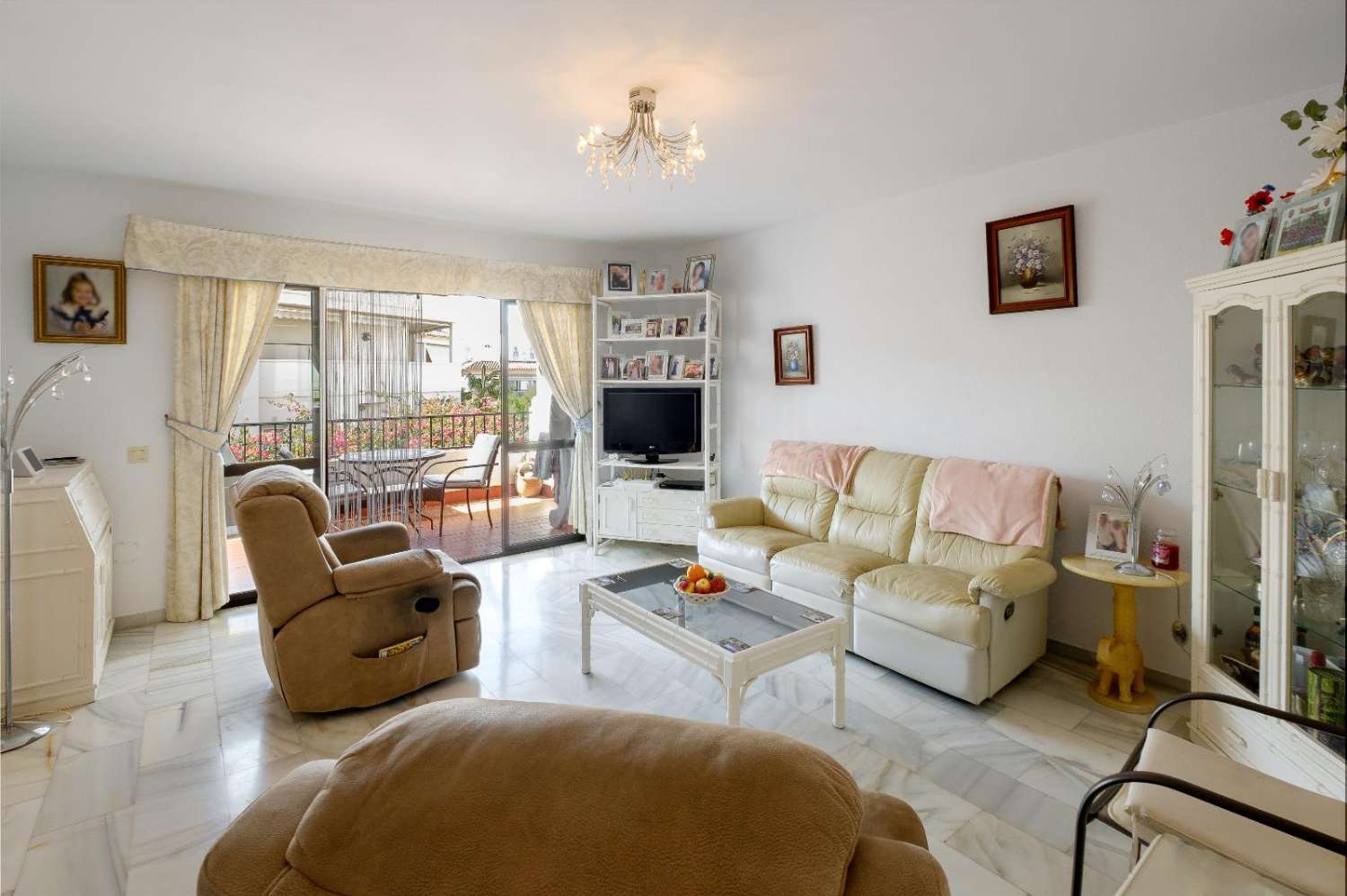 Bonito apartmento  en el centro de Nerja    con piscina  y    jardines