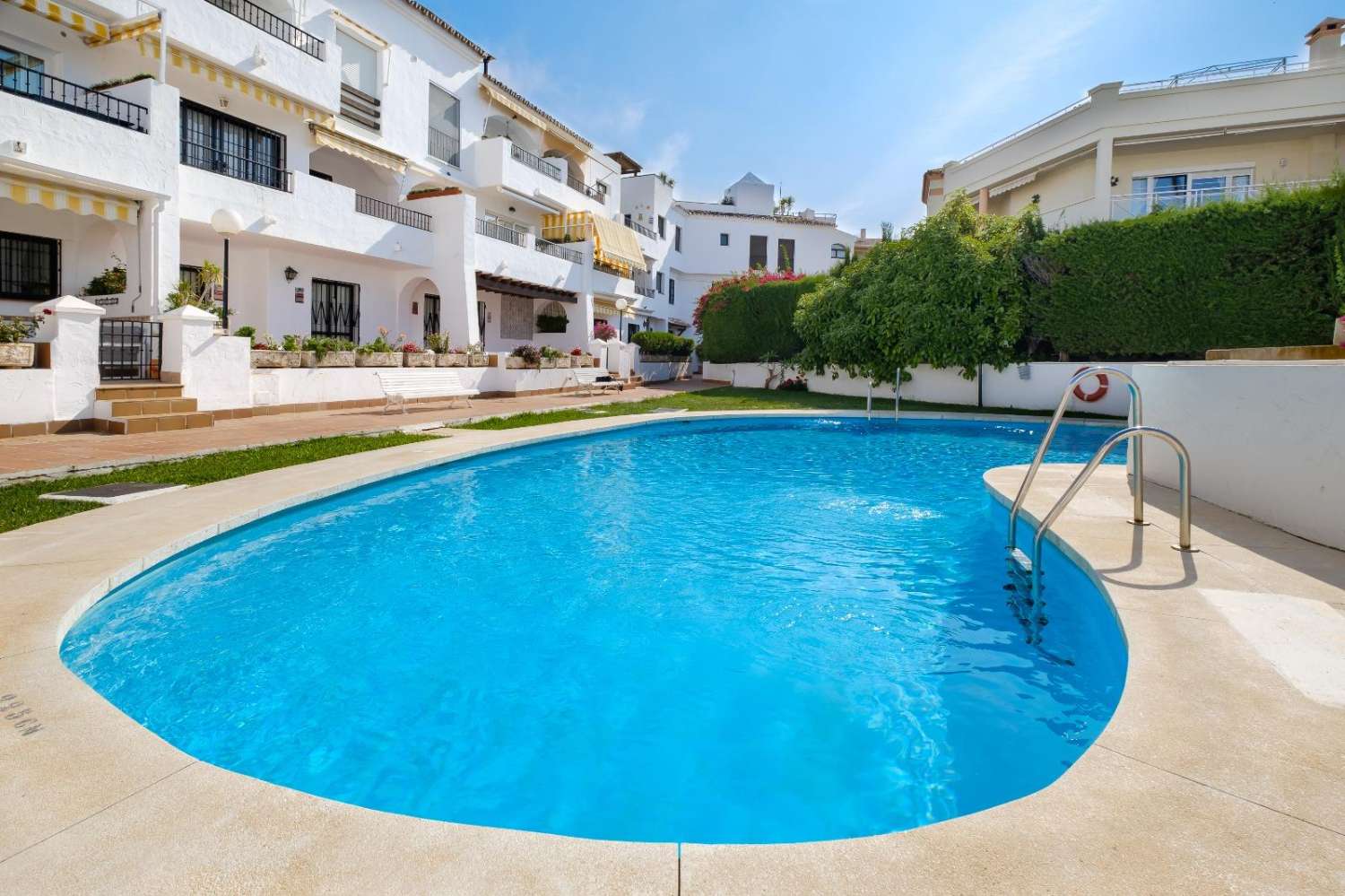 Bonito apartmento  en el centro de Nerja    con piscina  y    jardines