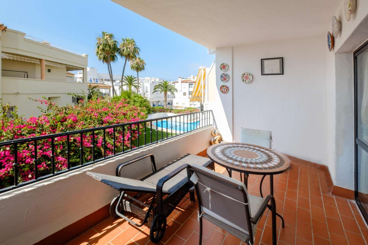 Bonito apartmento  en el centro de Nerja    con piscina  y    jardines