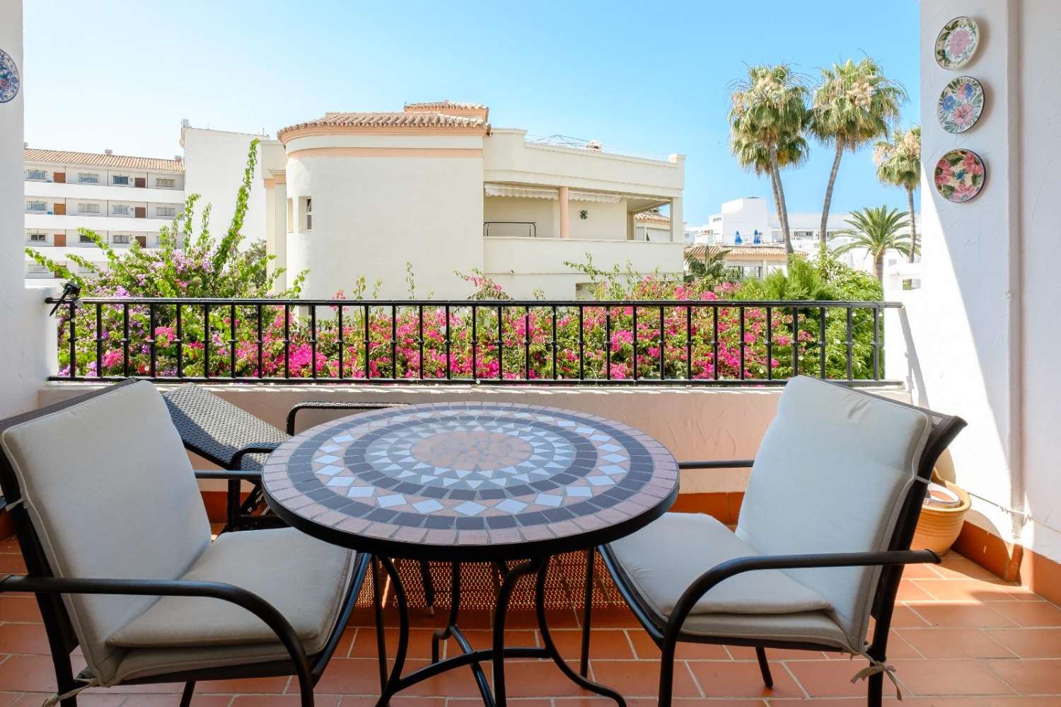 Bonito apartmento  en el centro de Nerja    con piscina  y    jardines