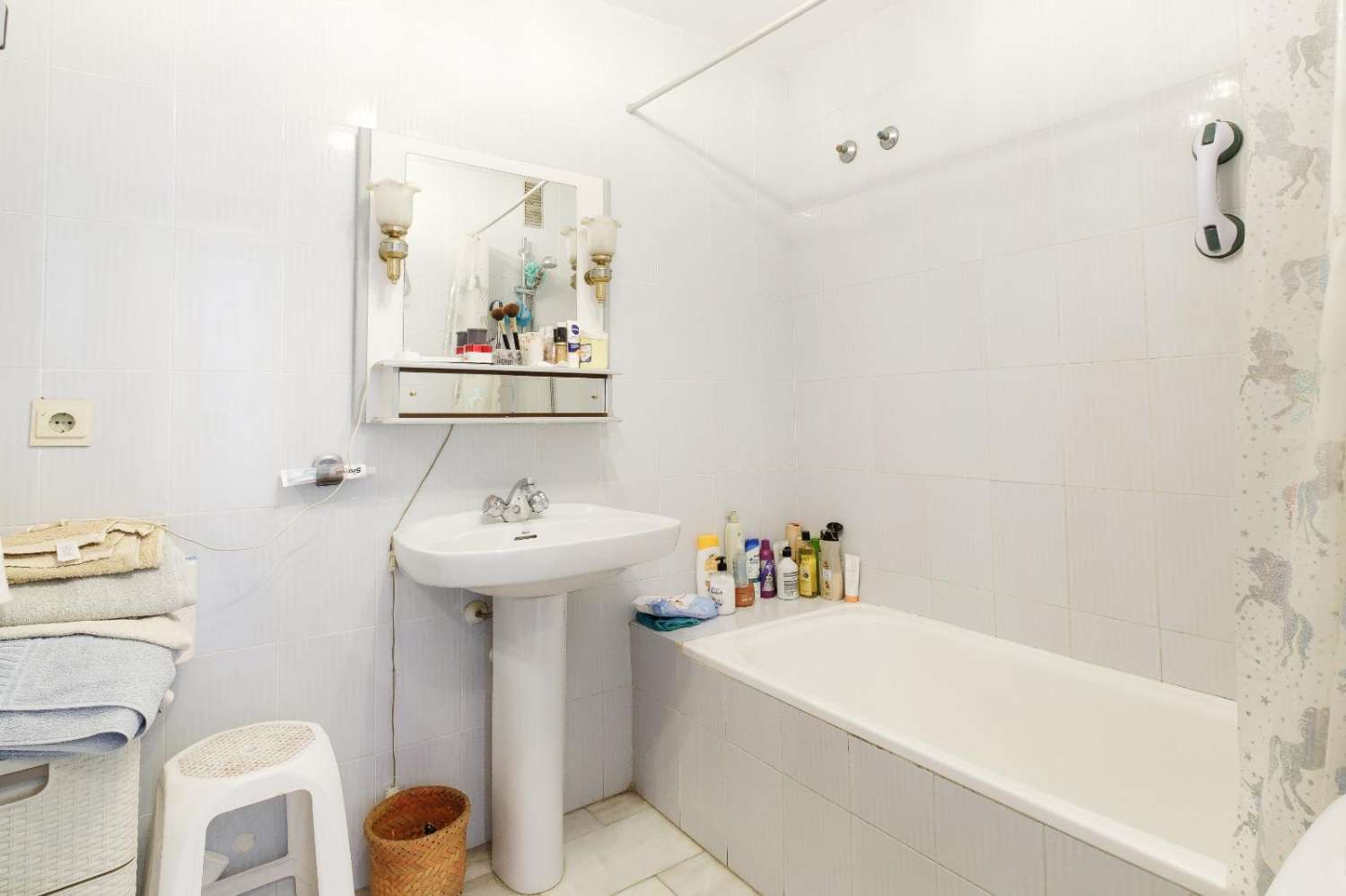 Bonito apartmento  en el centro de Nerja    con piscina  y    jardines