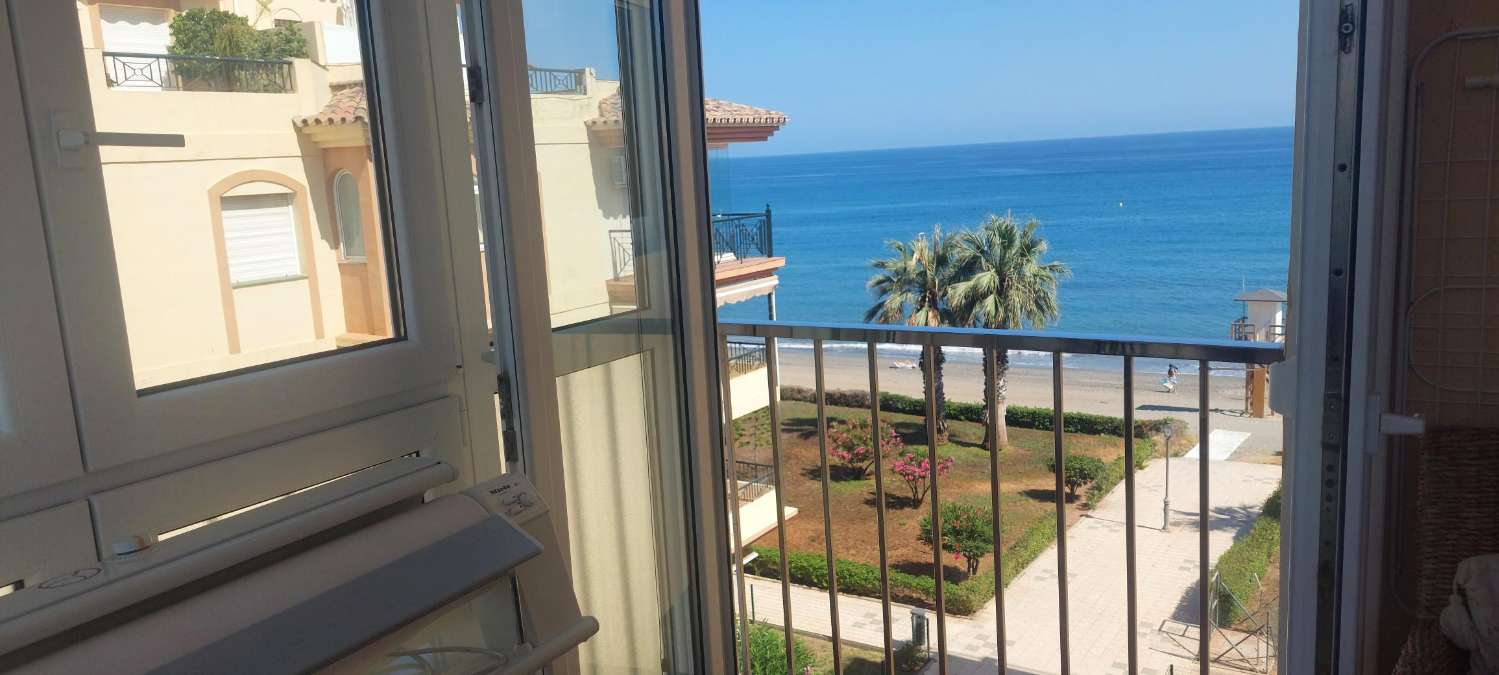 Exclusive beachfront apartment in Peñoncillo (Torrox Costa)