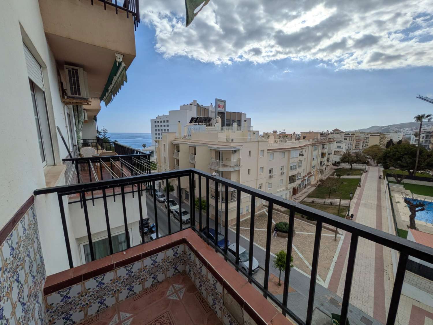 3-bedroom apartment with pool and renovation potential in Torrecilla, Nerja