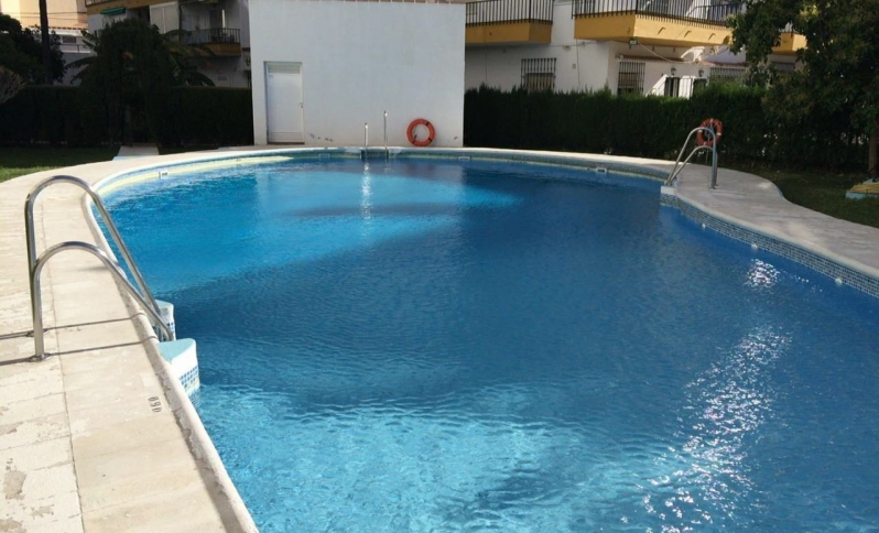 3-bedroom apartment with pool and renovation potential in Torrecilla, Nerja