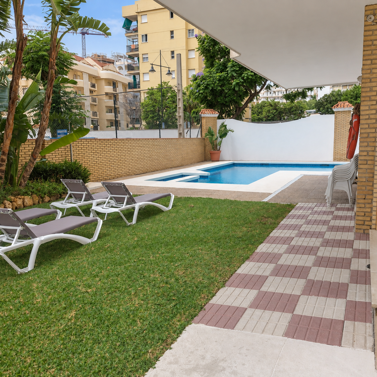 Amplio y luminoso apartamento con terraza y piscinas, a solo dos minutos de la playa – Fuengirola