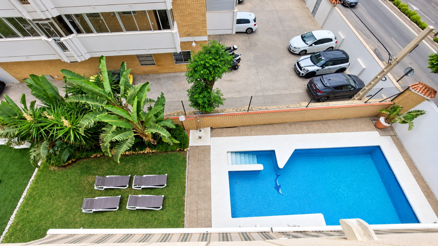 Amplio y luminoso apartamento con terraza y piscinas, a solo dos minutos de la playa – Fuengirola