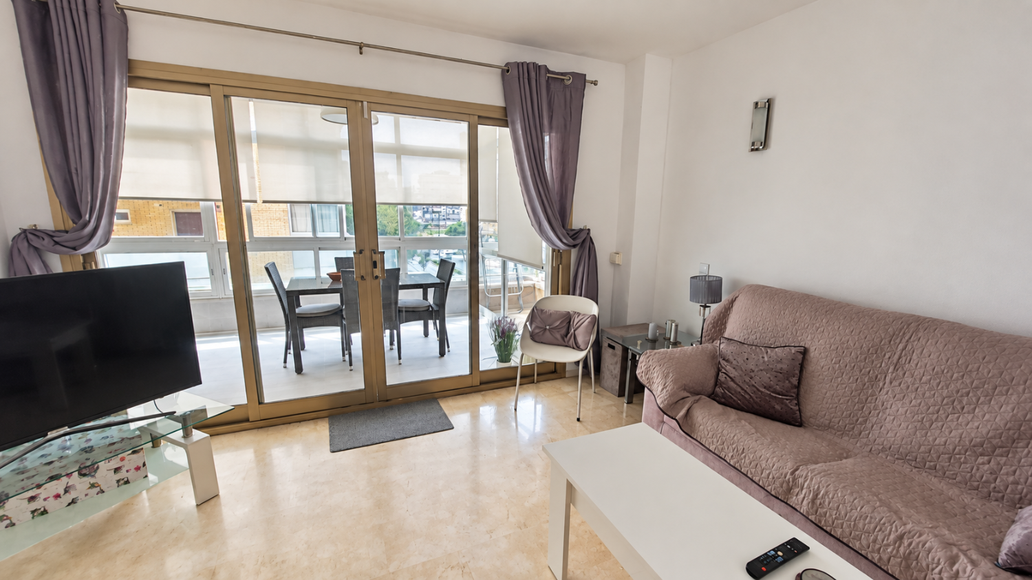 Amplio y luminoso apartamento con terraza y piscinas, a solo dos minutos de la playa – Fuengirola