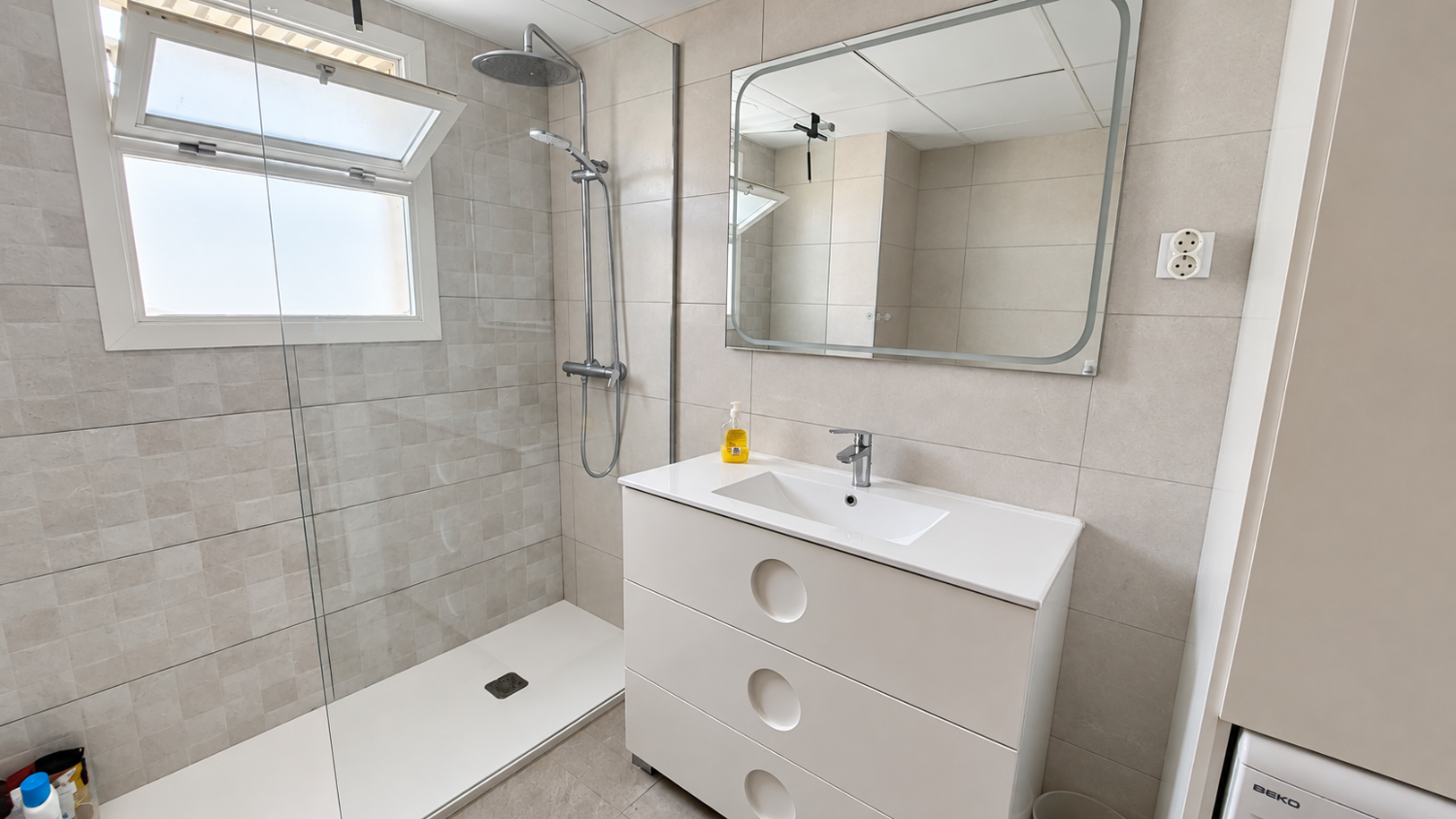 Amplio y luminoso apartamento con terraza y piscinas, a solo dos minutos de la playa – Fuengirola