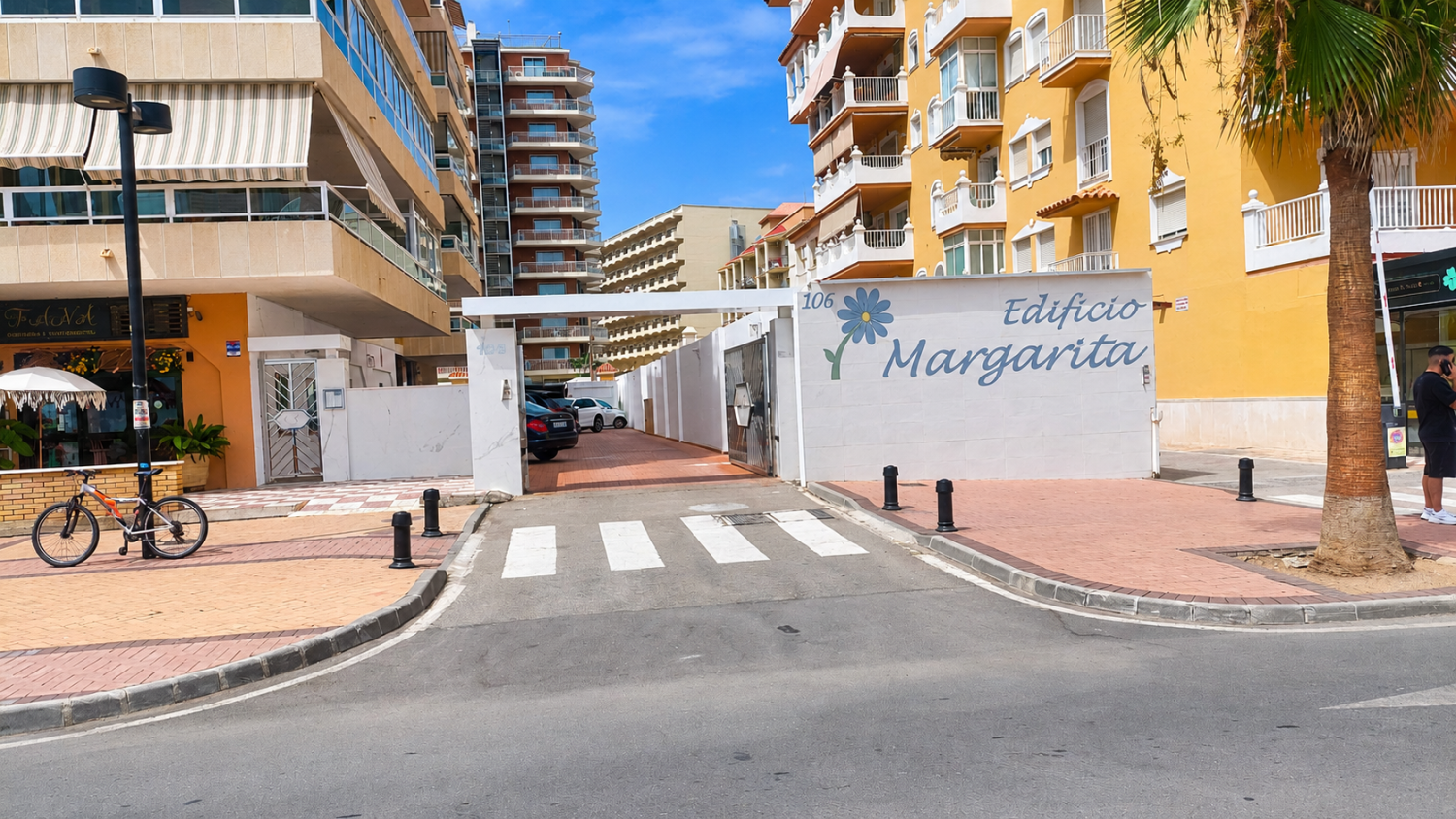 Amplio y luminoso apartamento con terraza y piscinas, a solo dos minutos de la playa – Fuengirola