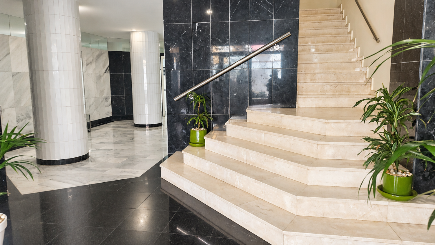 Amplio y luminoso apartamento con terraza y piscinas, a solo dos minutos de la playa – Fuengirola