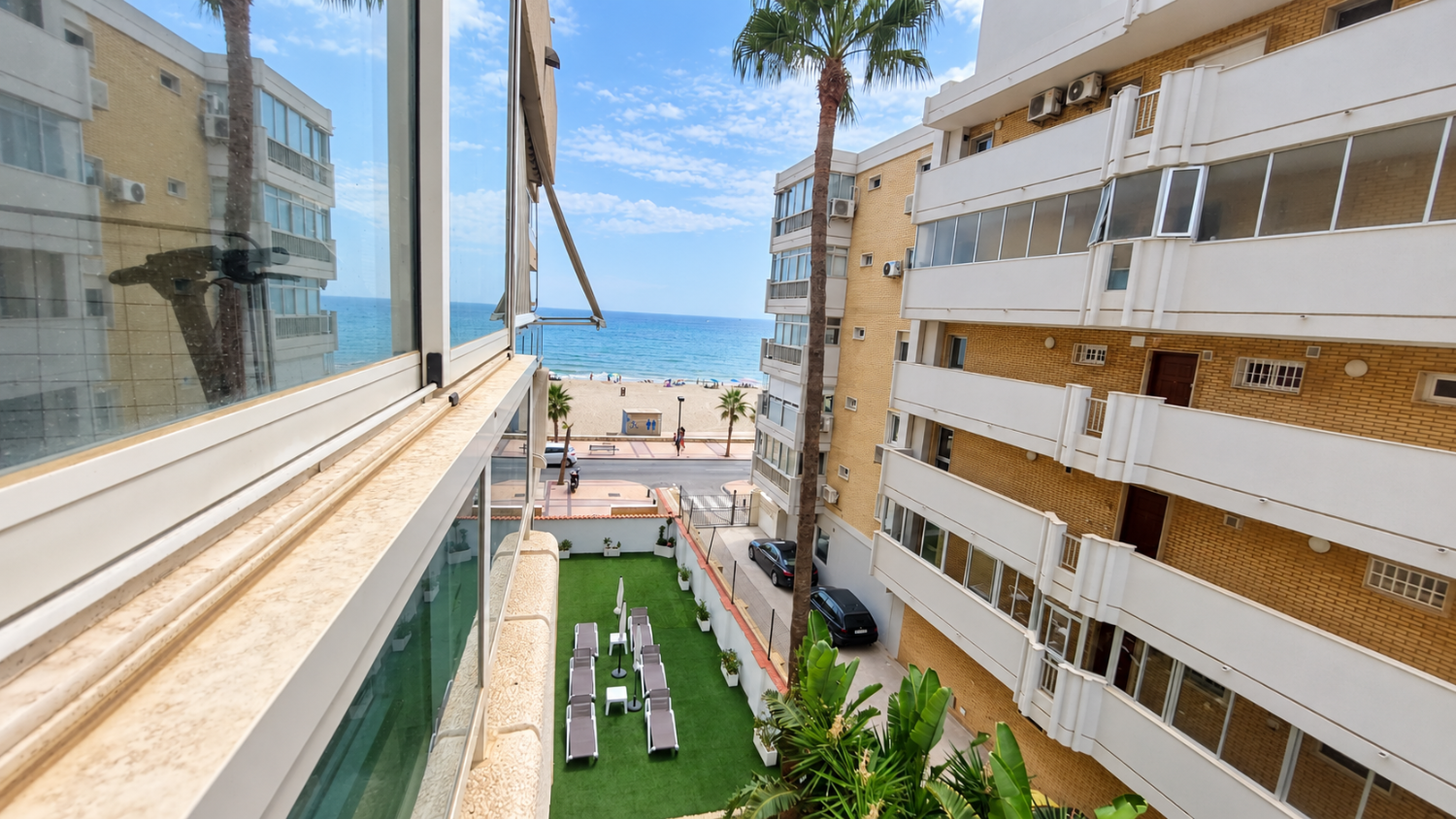 Amplio y luminoso apartamento con terraza y piscinas, a solo dos minutos de la playa – Fuengirola