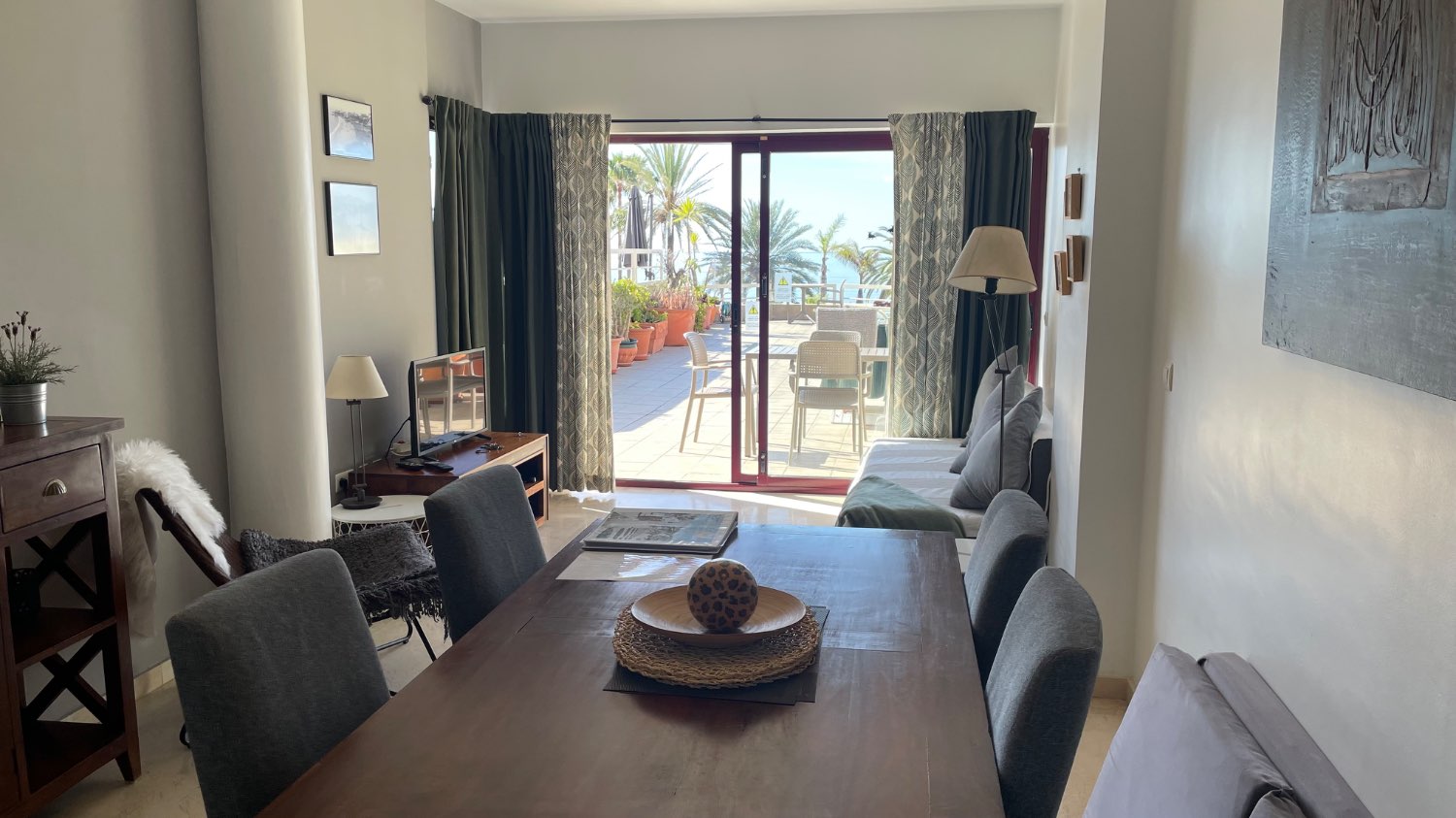 Apartamento en primera línea de playa en Burriana Playa con terraza de 100 m2 en Nerja.
