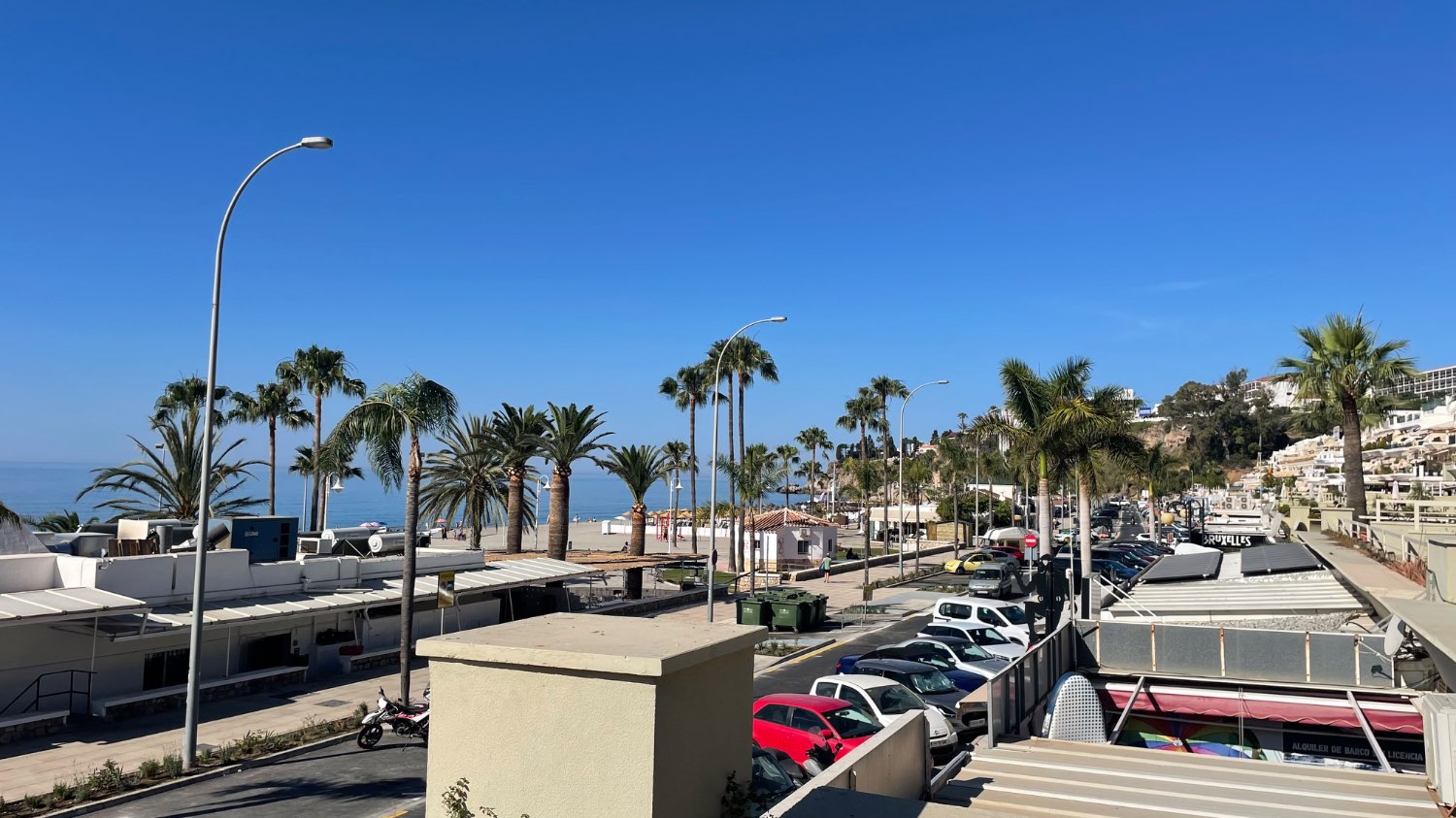 Apartamento en primera línea de playa en Burriana Playa con terraza de 100 m2 en Nerja.