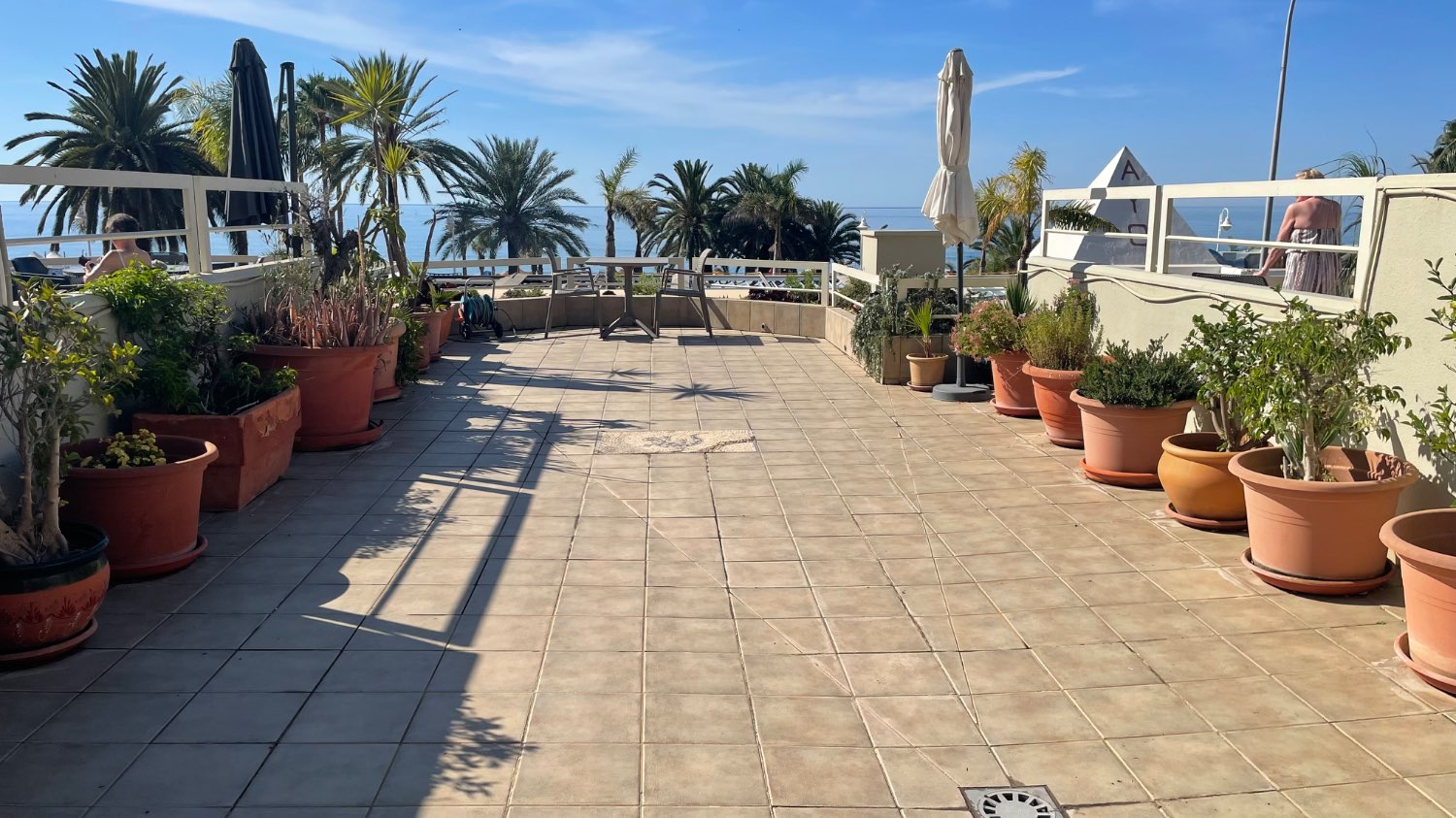 Apartamento en primera línea de playa en Burriana Playa con terraza de 100 m2 en Nerja.