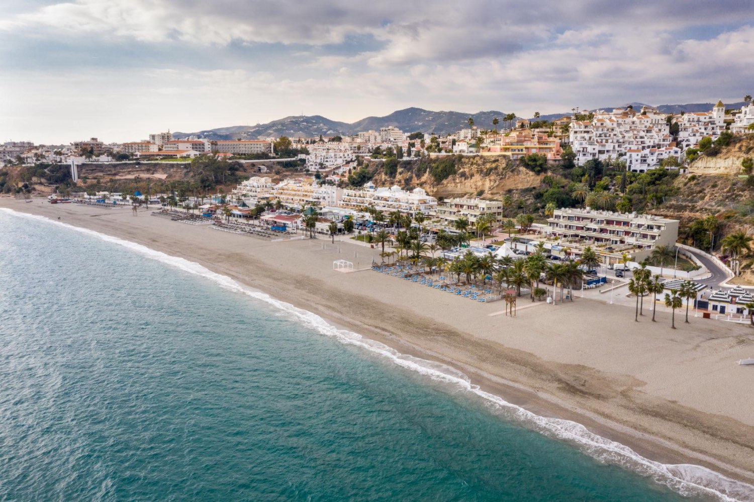 Apartamento en primera línea de playa en Burriana Playa con terraza de 100 m2 en Nerja.