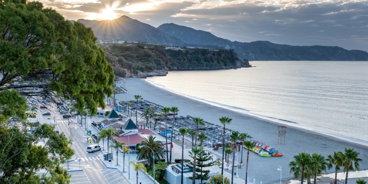 Apartamento en primera línea de playa en Burriana Playa con terraza de 100 m2 en Nerja.