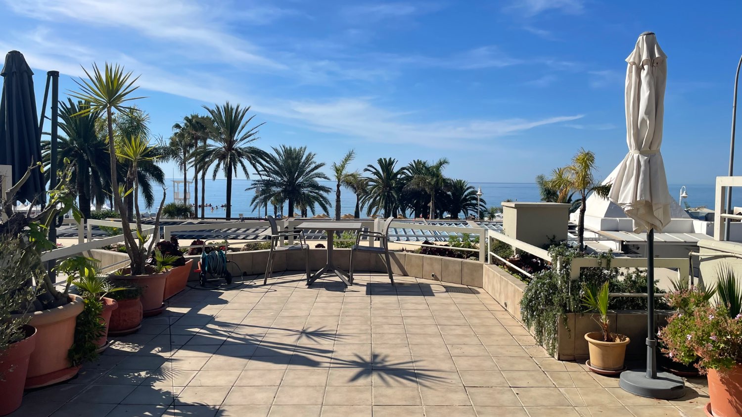 Apartamento en primera línea de playa en Burriana Playa con terraza de 100 m2 en Nerja.