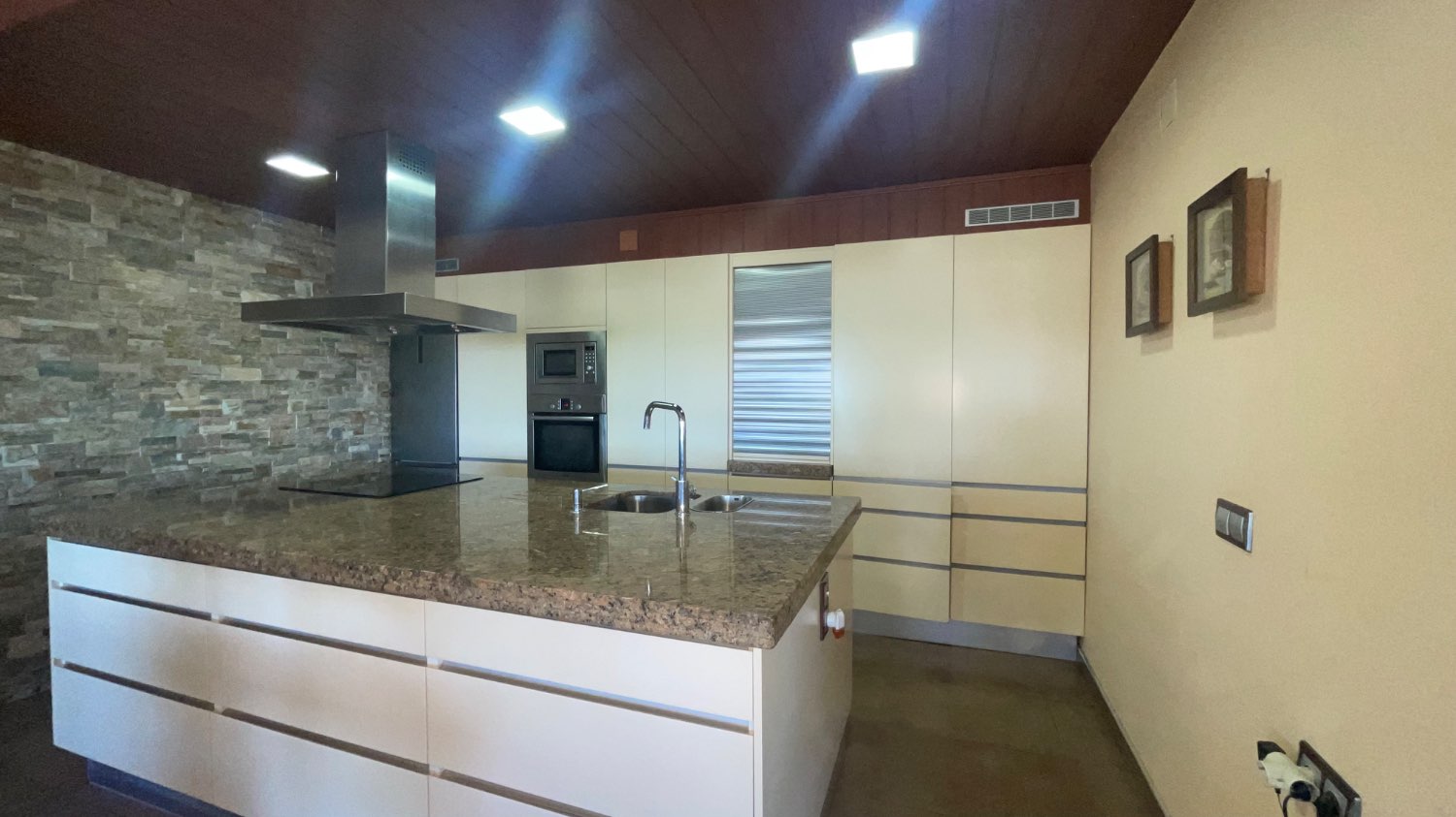 Frontline ground floor apartment of 170m2   Torrox -costa